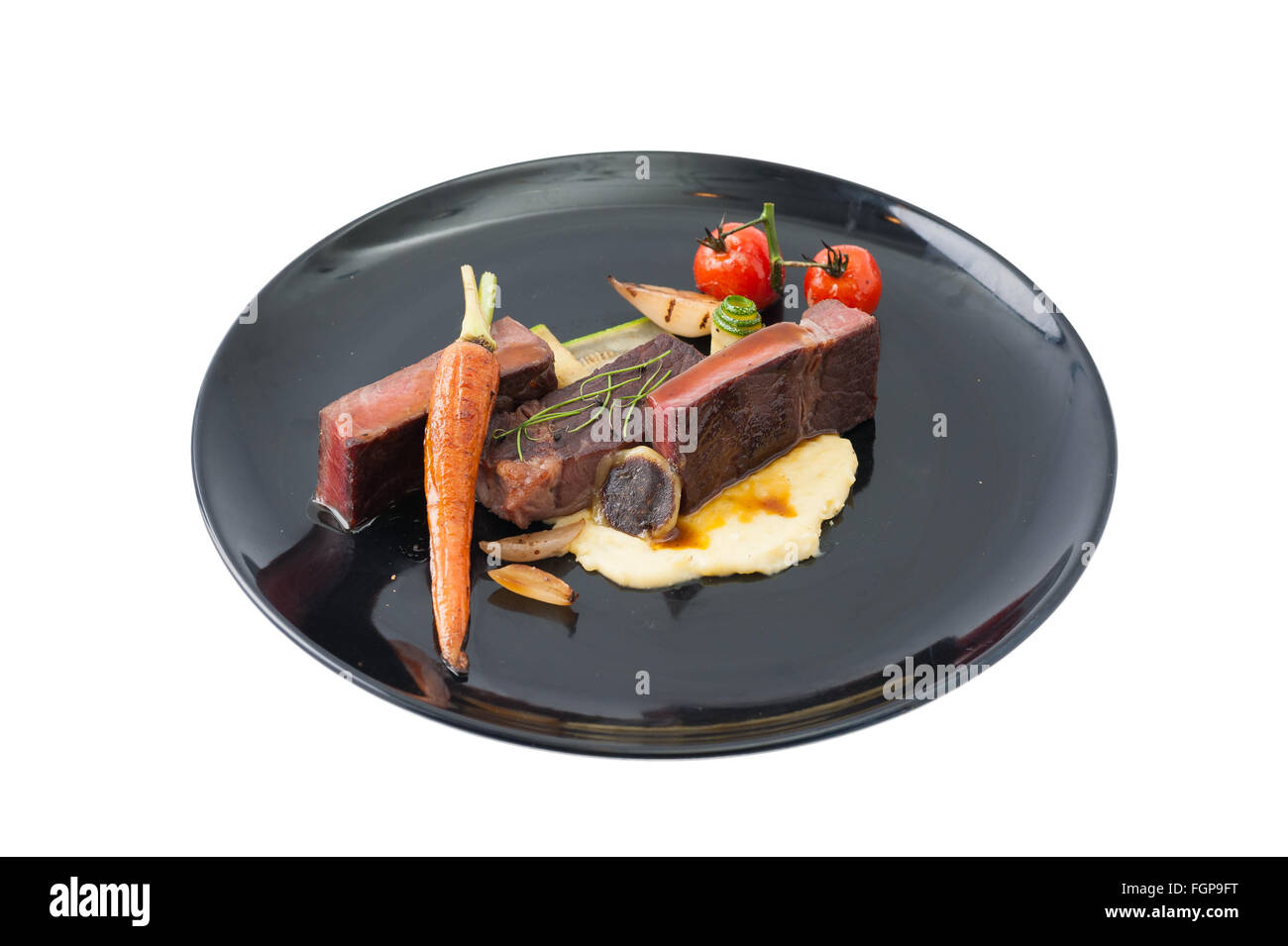 Dry-aged steak de boeuf avec filet de pommes de terre et de légumes, un style moderne, l'alimentation isolé sur fond blanc avec clipping path Banque D'Images