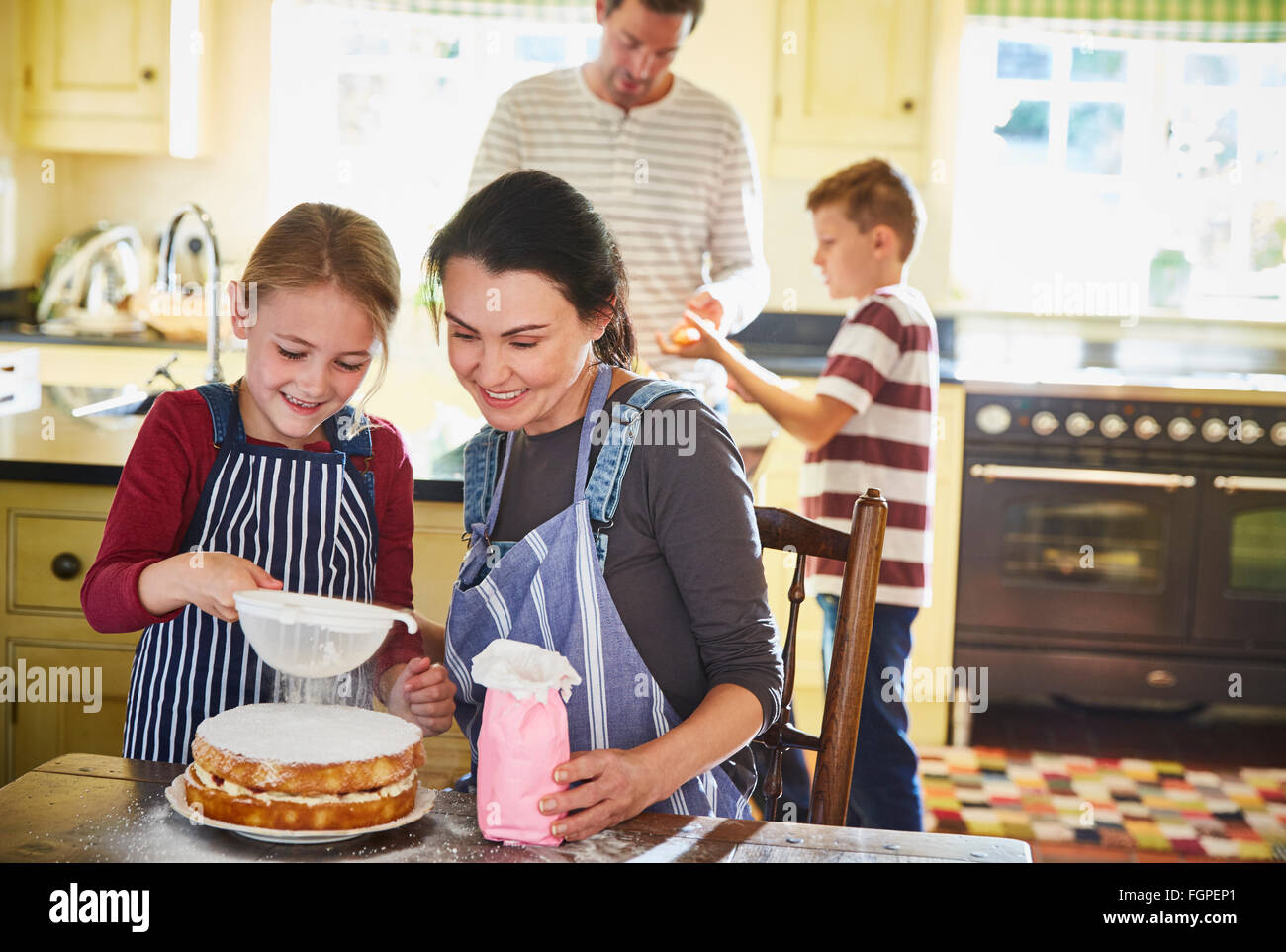 Family baking cake in kitchen Banque D'Images