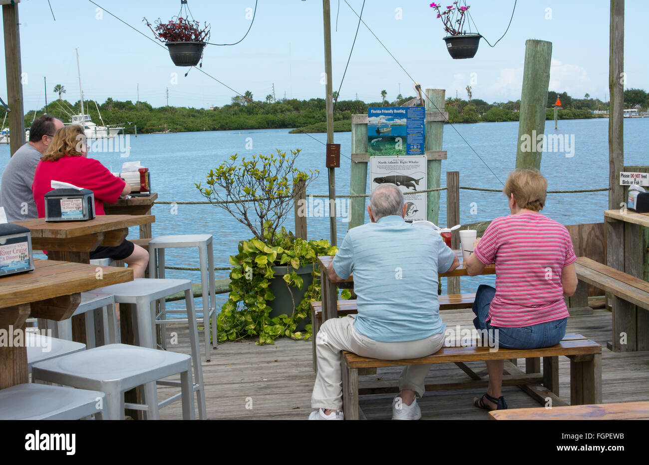 New Smyrna Beach Floride couples plus âgés dans un restaurant local appelé Dolphin View sur l'Intracoastal waterway Banque D'Images