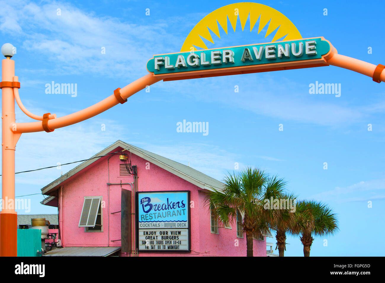 New Smyrna Beach Floride célèbre entrée de l'Avenue de Flagler drive sur plage avec Restaurant Breakers en rose Banque D'Images