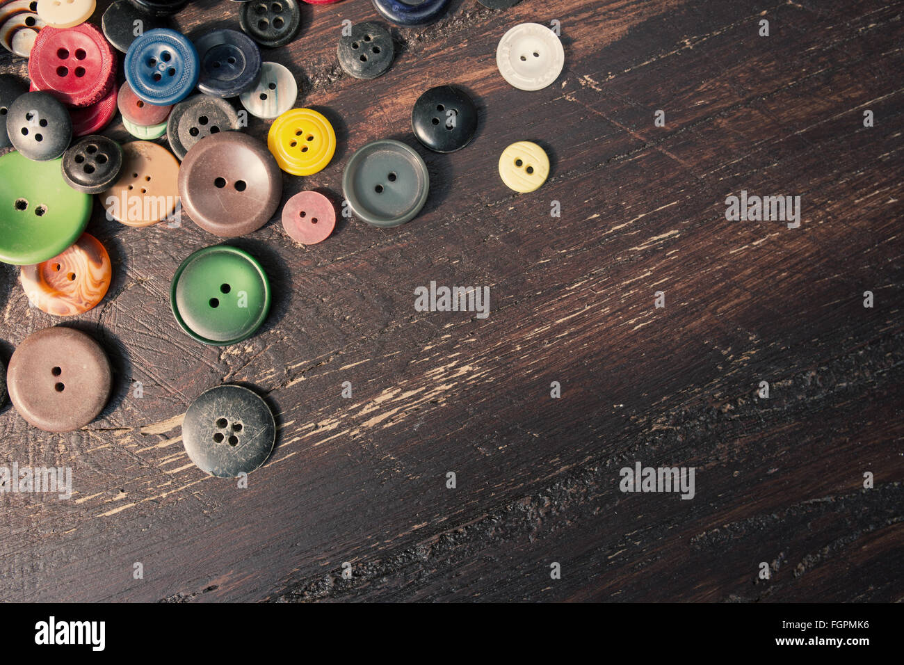 Ensemble de boutons vintage sur la vieille table en bois Banque D'Images