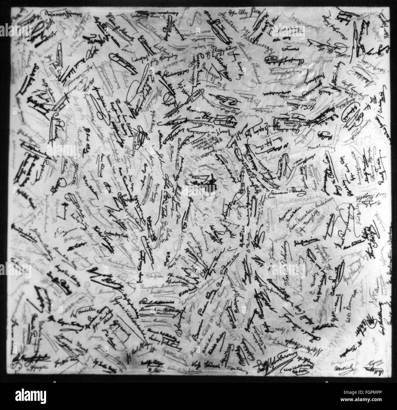 gastronomie, hôtels, Hôtel Sacher, Vienne, vue intérieure, bureau, nappe avec signatures de célèbres invités, 1951, droits supplémentaires-Clearences-non disponible Banque D'Images