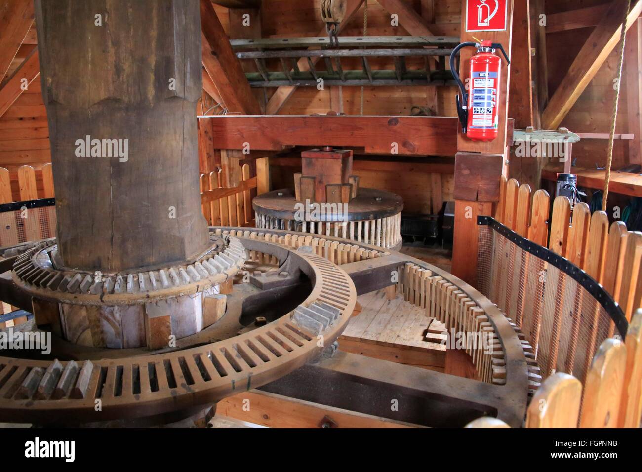 Roues motrices de l'usine Travaux de Rysumer moulin à vent. Le moulin a été construit en 1895 comme une galerie de deux étages Dutchman. Après un incendie en 1921, il a augmenté d'un étage, doté d'un cul de chalut. Schafflund, Basse-Saxe mill road, Basse-Saxe, Allemagne, Europe Photo : Banque D'Images