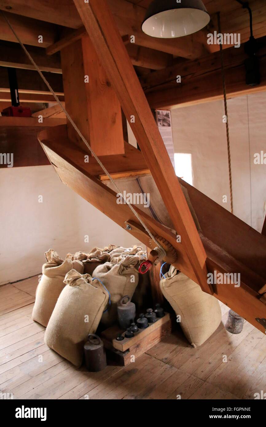 Ligne de remplissage de l'Rysumer moulin à vent. Le moulin a été construit en 1895 comme une galerie de deux étages Dutchman. Après un incendie en 1921, il a augmenté d'un étage, doté d'un cul de chalut. Schafflund, Basse-Saxe mill road, Basse-Saxe, Allemagne, Europe Photo : 7 Avril, 2015 Banque D'Images