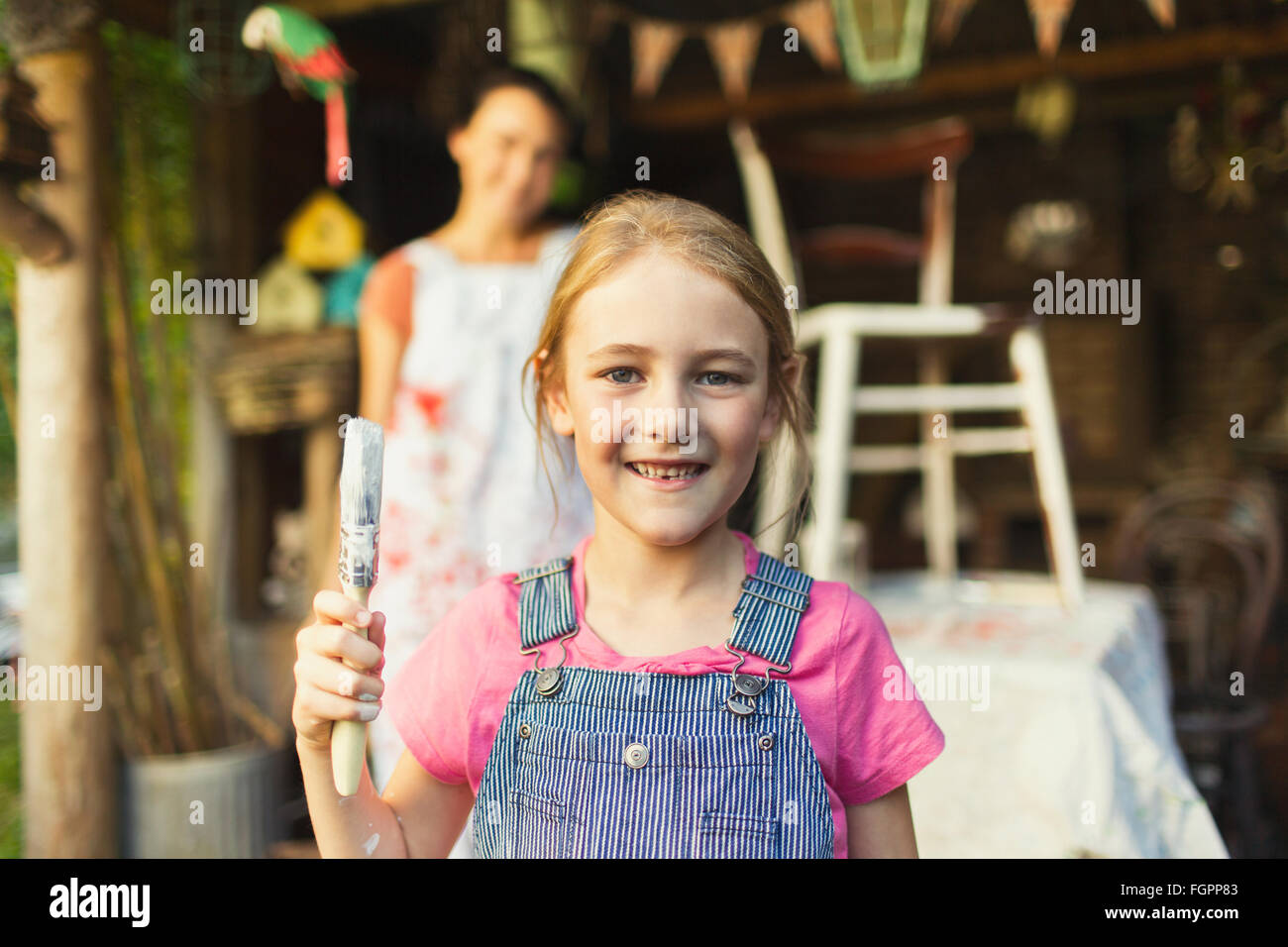 Portrait of smiling girl holding paintbrush Banque D'Images