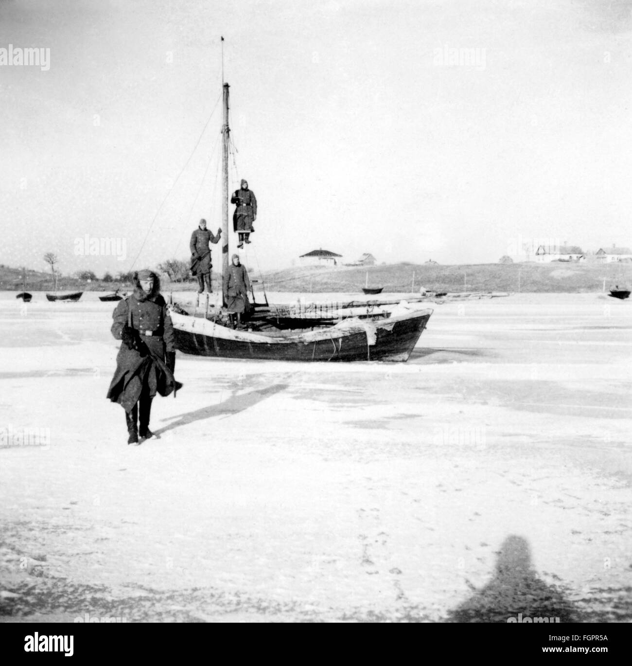 Nazisme / National socialisme, organisations, Reichsarbeitsdienst (Reich Labour Service), membres d'une unité de Reichsarbeitsdienst, déployée sur le front est, avec un bateau sur une rivière gelée, hiver 1941/1942, droits additionnels-Clearences-non disponible Banque D'Images
