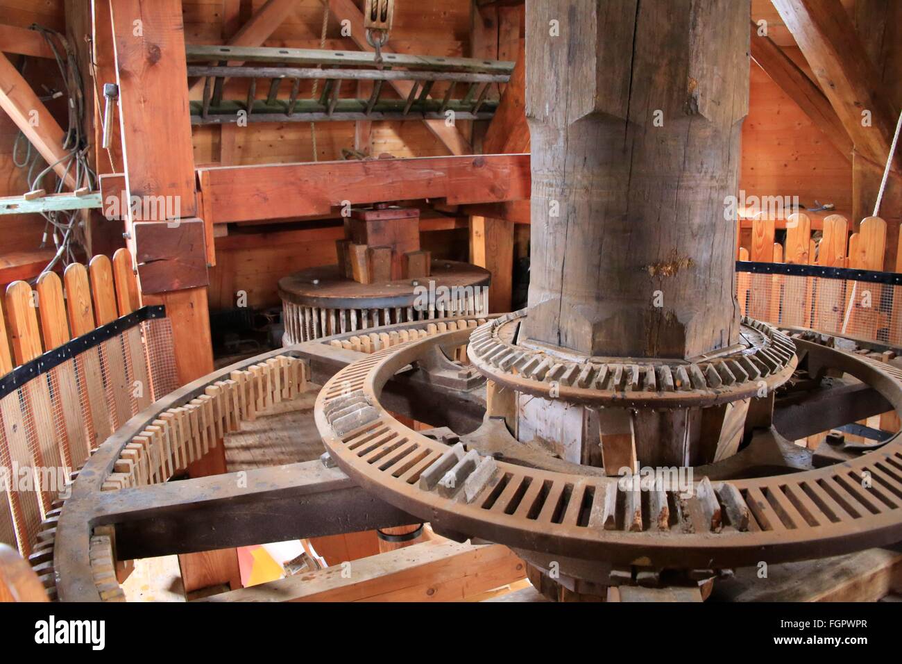 Roues motrices de l'usine Travaux de Rysumer moulin à vent. Le moulin a été construit en 1895 comme une galerie de deux étages Dutchman. Après un incendie en 1921, il a augmenté d'un étage, doté d'un cul de chalut. Schafflund, Basse-Saxe mill road, Basse-Saxe, Allemagne, Europe Photo : Banque D'Images