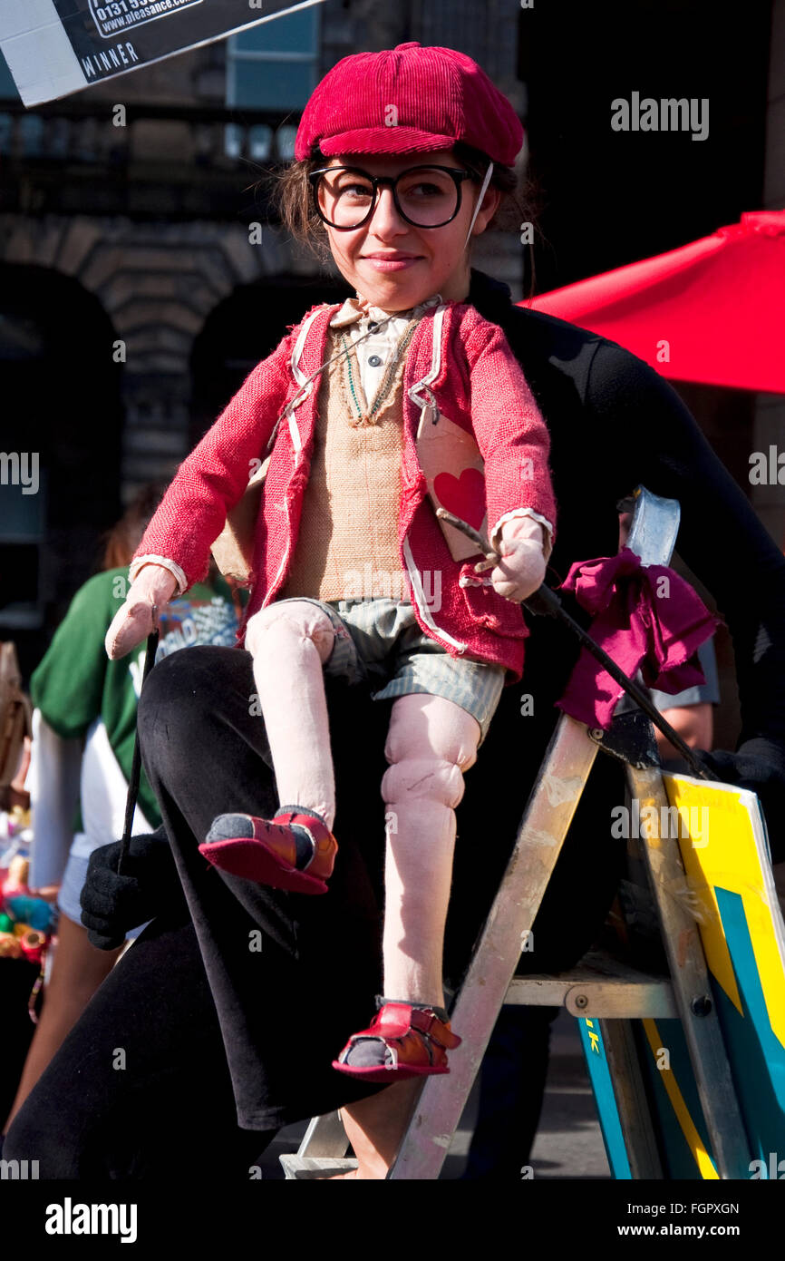 Femme artiste de rue vêtu comme un petit garçon au Edinburgh Fringe Festival. elle est son sketch show publicité université. Banque D'Images