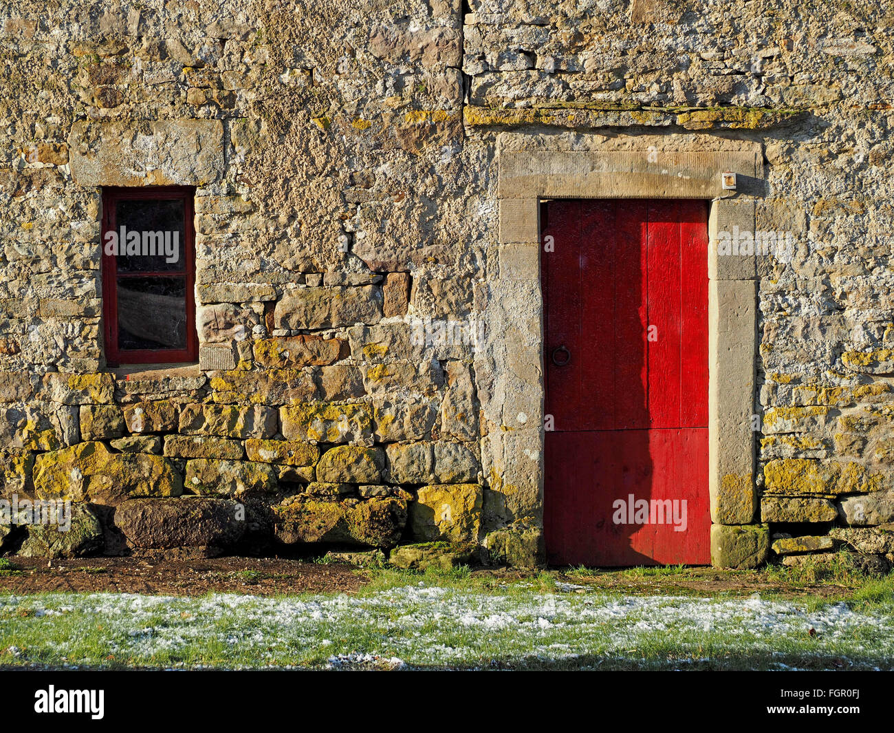Ancienne ferme avec porte et fenêtre rouge et la masse givré Banque D'Images