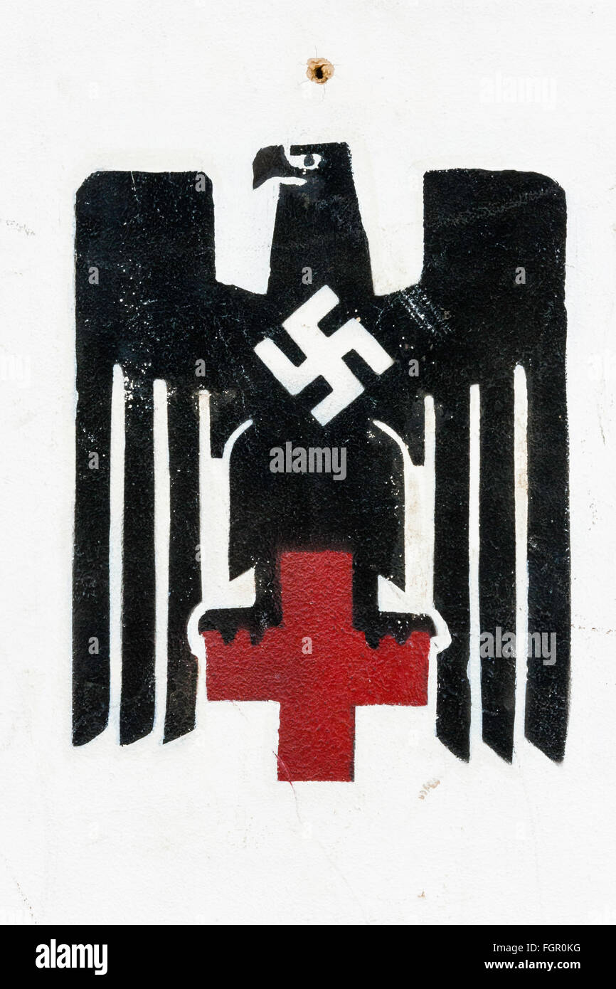 Logo de la deuxième guerre mondiale, bureau médical militaire allemand eagle standing on croix rouge, blanc croix gammée sur Eagle. Banque D'Images