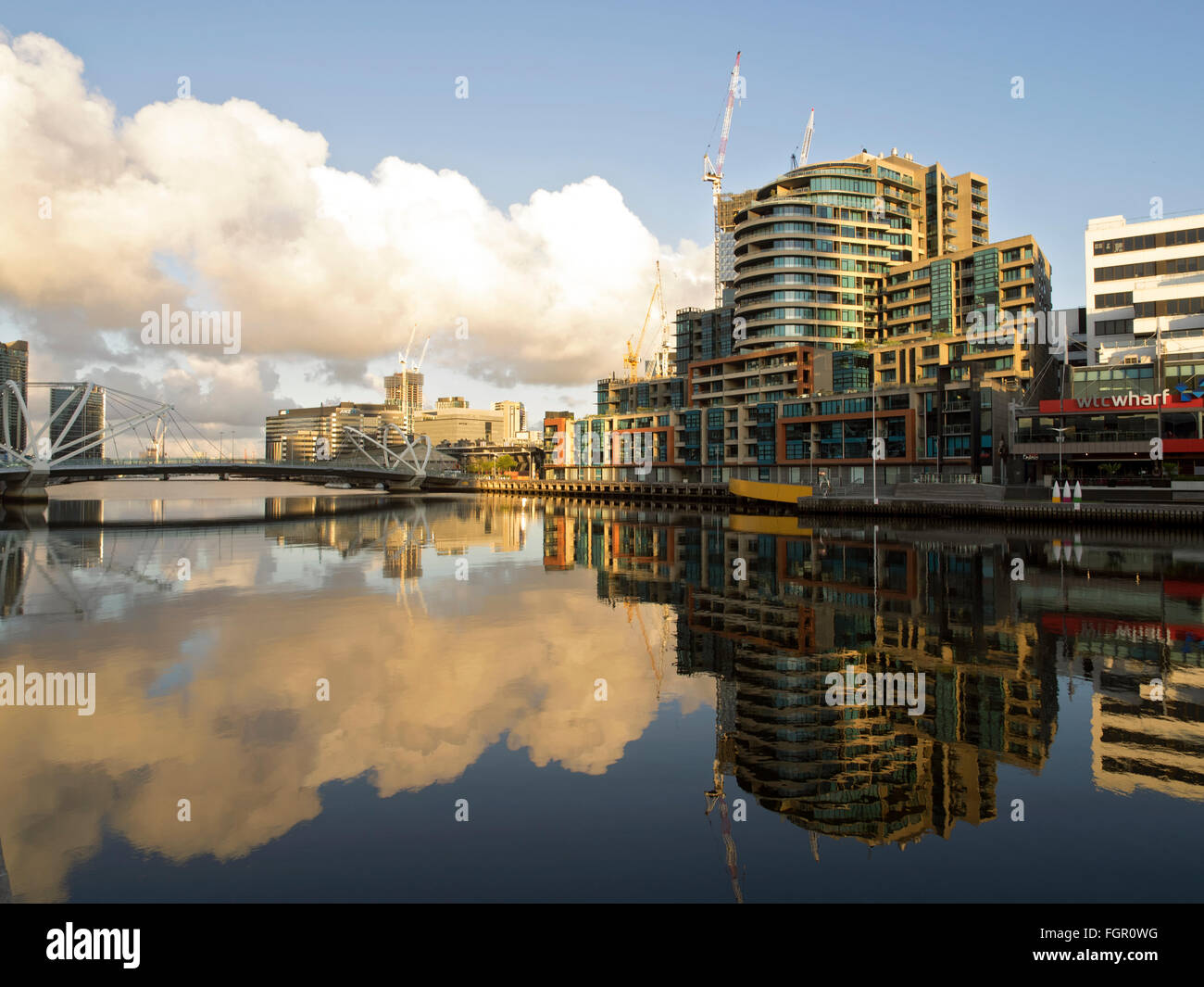 Reflet miroir Yarra River South Wharf Melbourne CBD Cityscape Victoria Banque D'Images