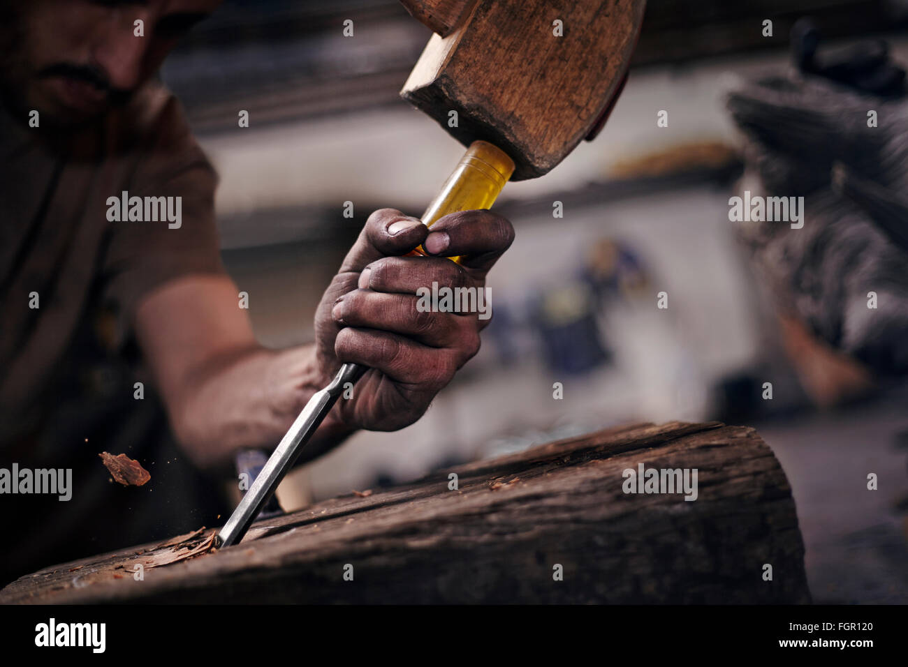 Close up of blacksmith burinage bois avec l'outil Banque D'Images