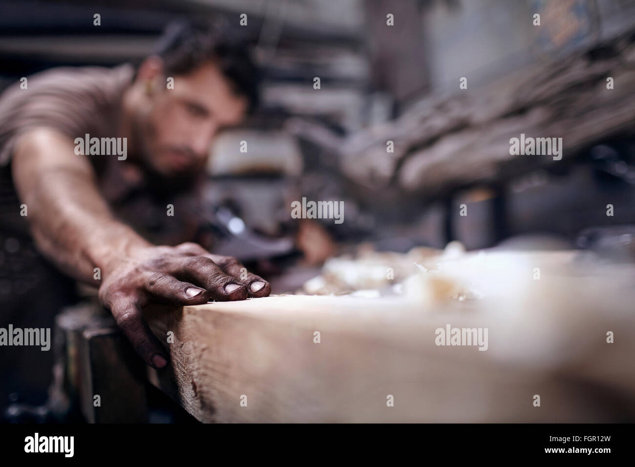 Artisan bois ciselure en atelier Banque D'Images