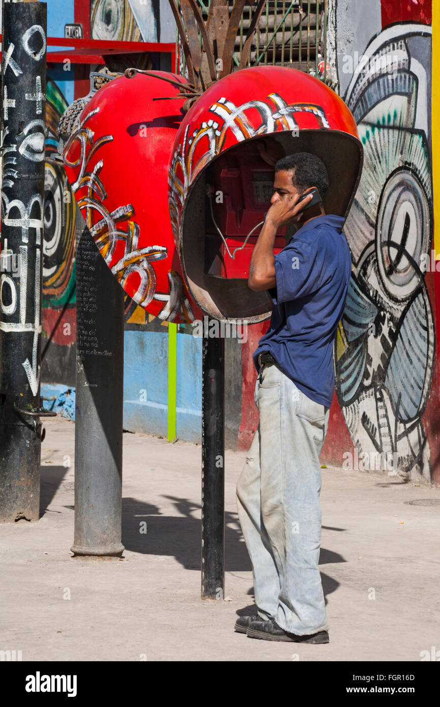 Homme cubain sur téléphone avec des illustrations autour de Cubains téléphones Callejon de Hamel, La Havane, Cuba, Antilles, Caraïbes, Amérique Centrale Banque D'Images
