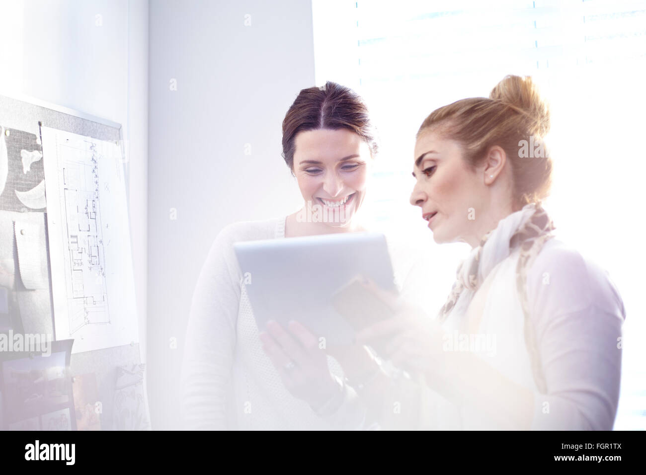 Les designers d'intérieur using digital tablet in office Banque D'Images