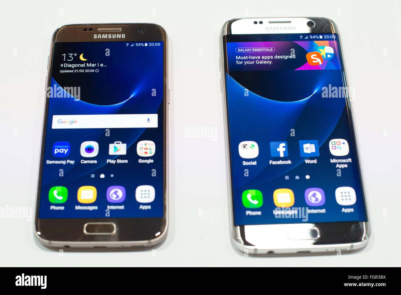Barcelone, Espagne. Feb 21, 2016. Les nouveaux smartphones Samsung Galaxy S7 et le Samsung Galaxy S7 Edge s'affichent après leur cérémonie de dévoilement à la veille de l'ouverture officielle du Mobile World Congress (MWC) de Barcelone, Espagne, le 21 février 2016. © Lino De Vallier/Xinhua/Alamy Live News Banque D'Images