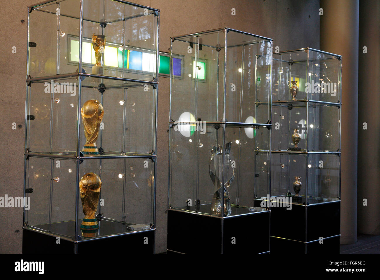 DFB. Le siège de la Fédération allemande de football. Cabinet de trophées qui comprend les trois coupes du monde que l'équipe nationale allemande a gagné. Banque D'Images