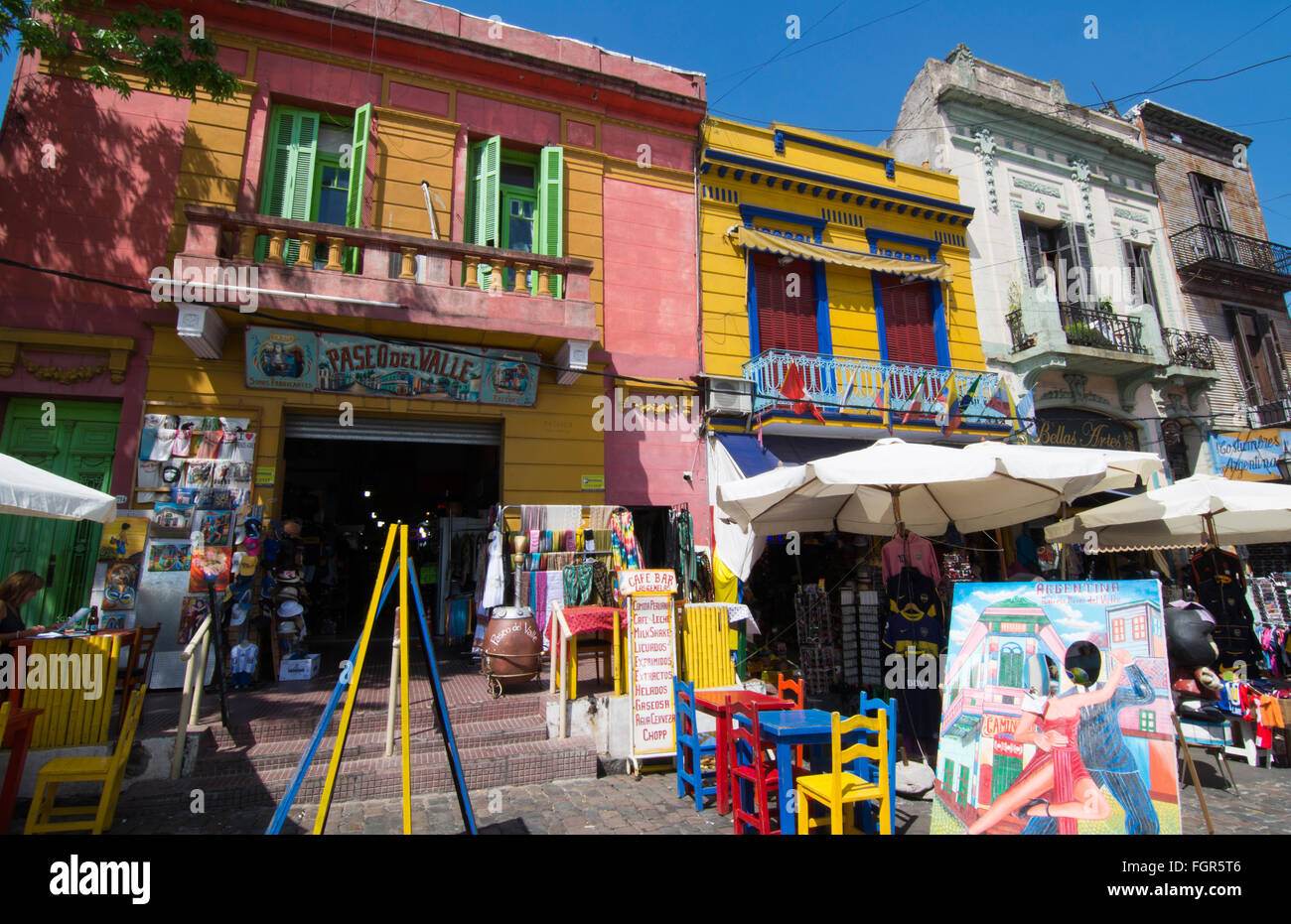 Argentine Buenos Aires La Boca de la rue et les bâtiments colorés pour les touristes avec des magasins et restaurants avec des couleurs primaires Banque D'Images