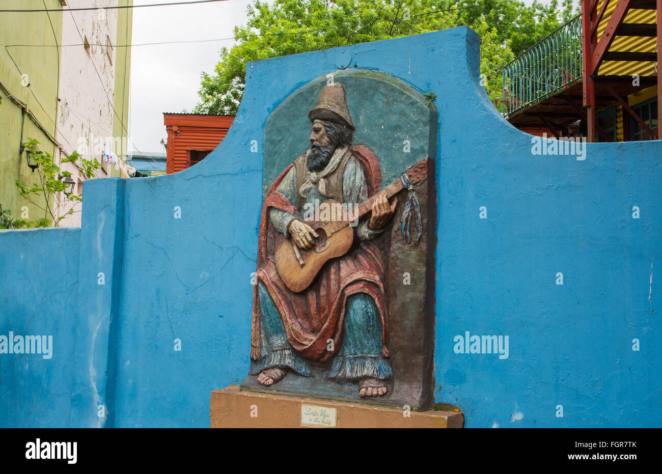 Argentine Buenos Aires La Boca homme rue colorés avec guitare sculpture sur le mur Banque D'Images