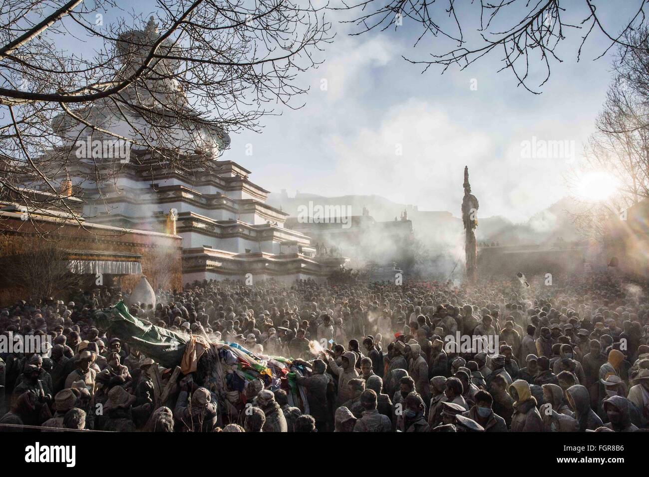 Shigatse. Feb 22, 2016. Photo prise le 22 février 2016 montre la scène d'une lutte zanba zanba jeter comme des personnes, un tibétain de la nourriture à base de farine d'orge grillée, dans chacun des visages pour souhaiter bonne chance et de récolte pour la nouvelle année dans le comté de Gyangze, Xigazê dans le sud-ouest de la Chine, région autonome du Tibet. Credit : Purbu Zhaxi/Xinhua/Alamy Live News Banque D'Images