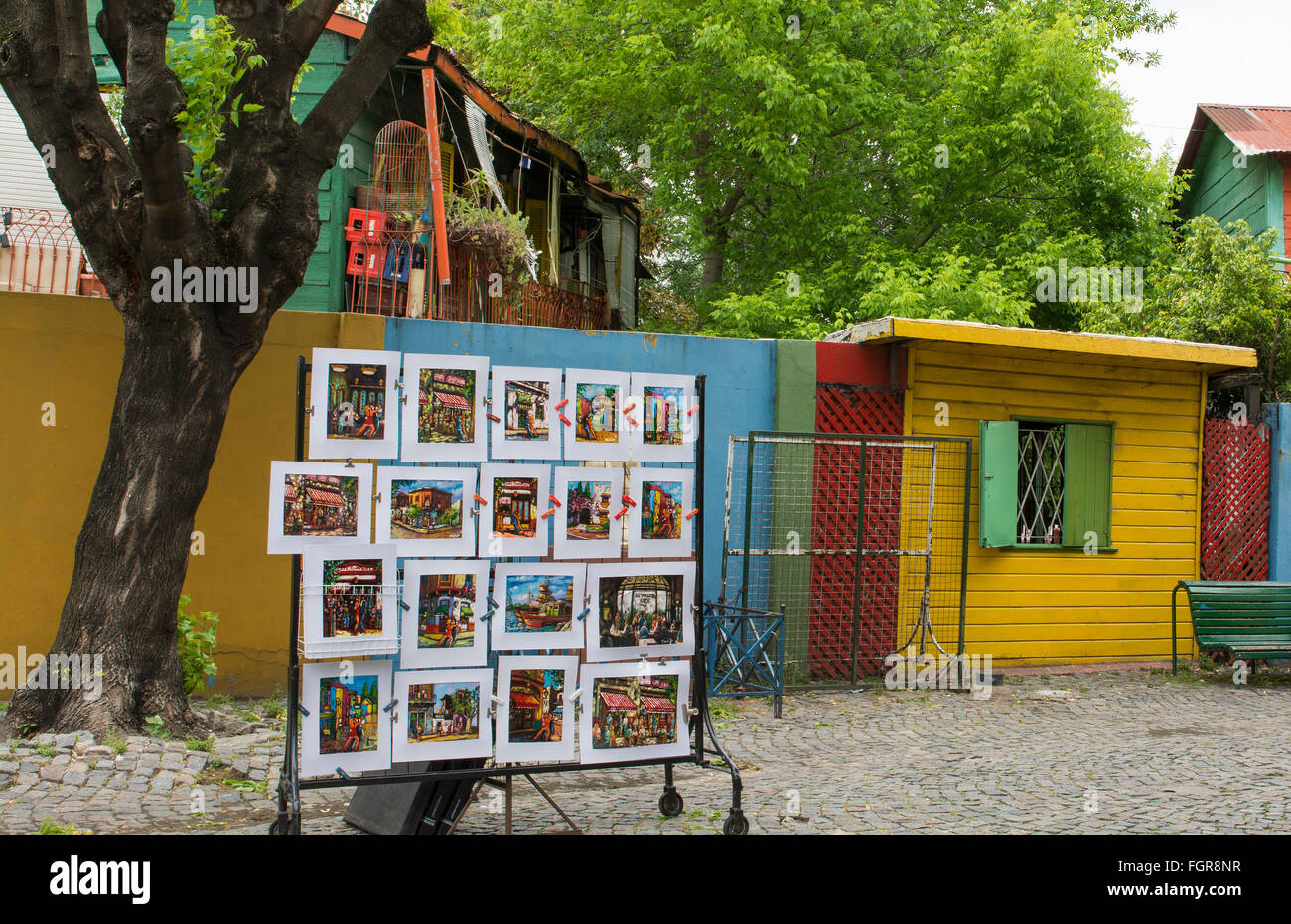 Argentine Buenos Aires La Boca rue colorée vente de peintures et dessins pour les touristes avec des couleurs primaires Banque D'Images