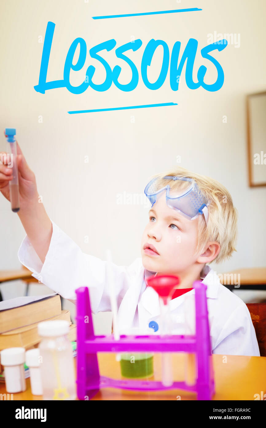 Leçons contre élève mignon habillé en scientifique en classe Banque D'Images