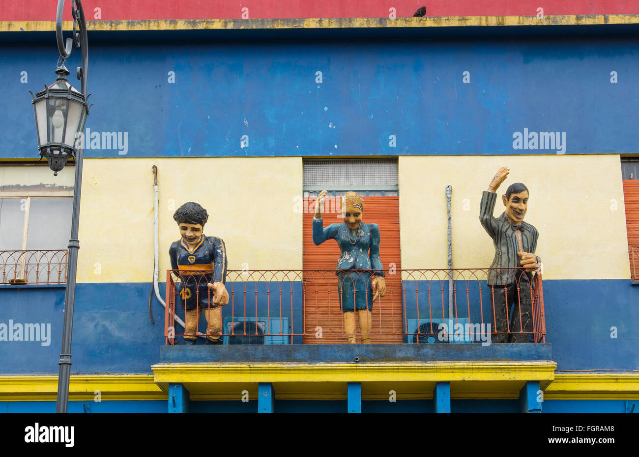 Argentine Buenos Aires La Boca rue colorés avec des peintures murales sur toiture du bâtiment Banque D'Images