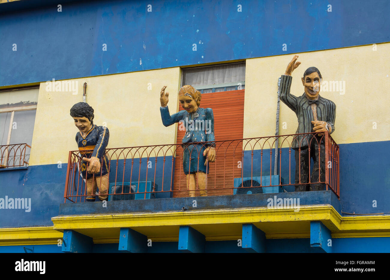 Argentine Buenos Aires La Boca rue colorés avec des peintures murales sur toiture du bâtiment Banque D'Images