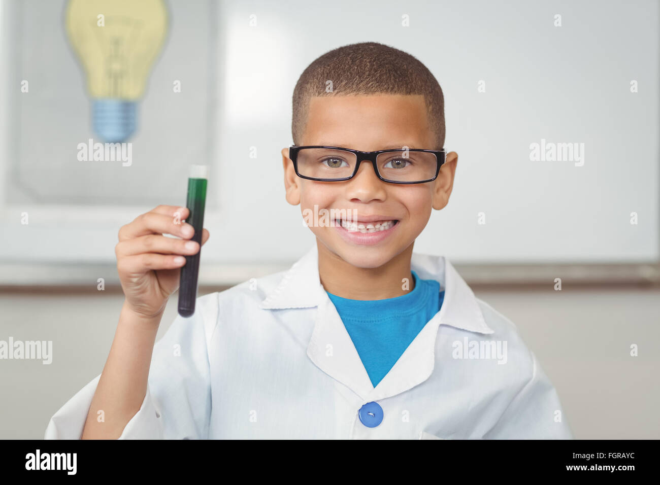 Smiling élève avec lab coat holding test tube Banque D'Images