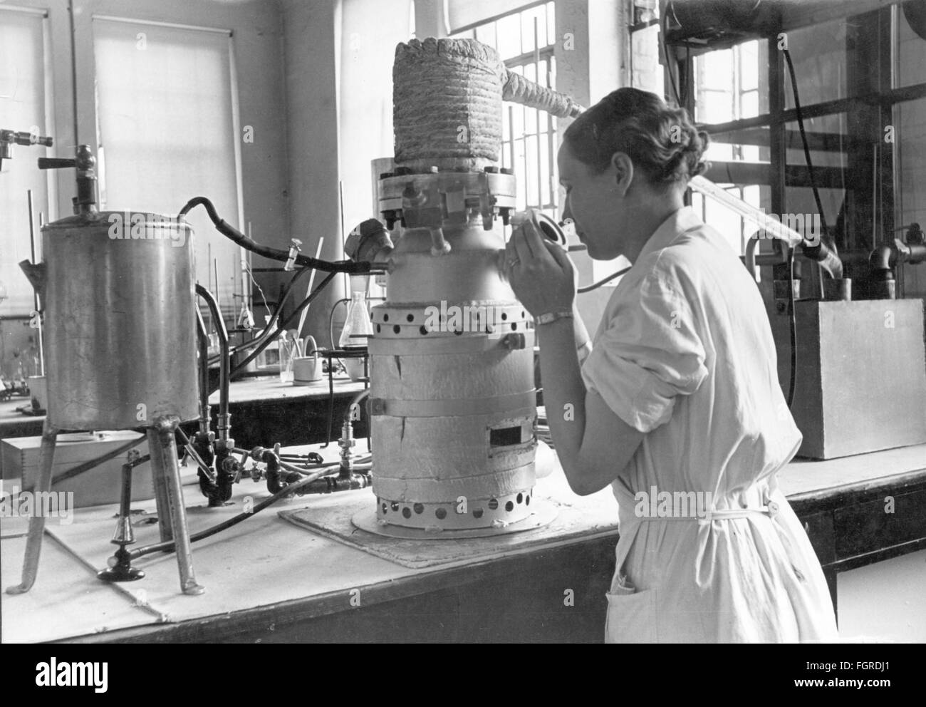 Médecine, laboratoire, assistant de laboratoire avec équipement de laboratoire, vers 1940, droits additionnels-Clearences-non disponible Banque D'Images