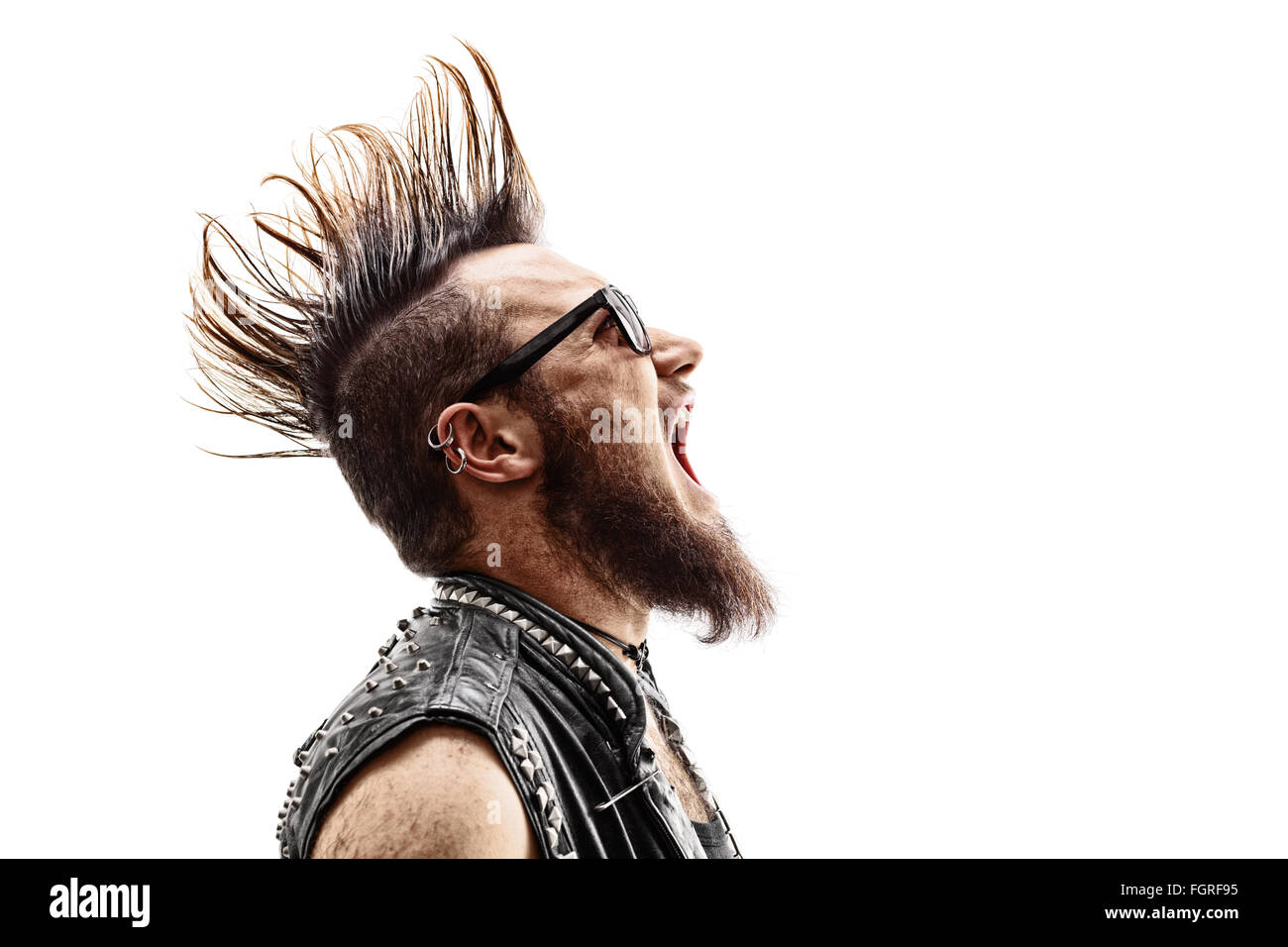 Shot Profil d'un jeune en colère punk rocker avec un Mohawk hairstyle crier isolé sur fond blanc Banque D'Images