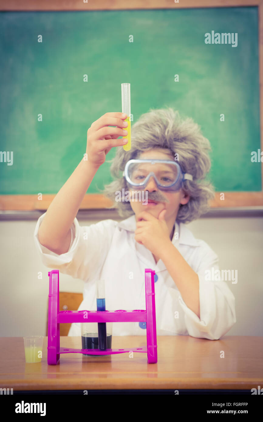 Déguisés en étudiants Einstein à l'aide d'un jeu de chimie Banque D'Images