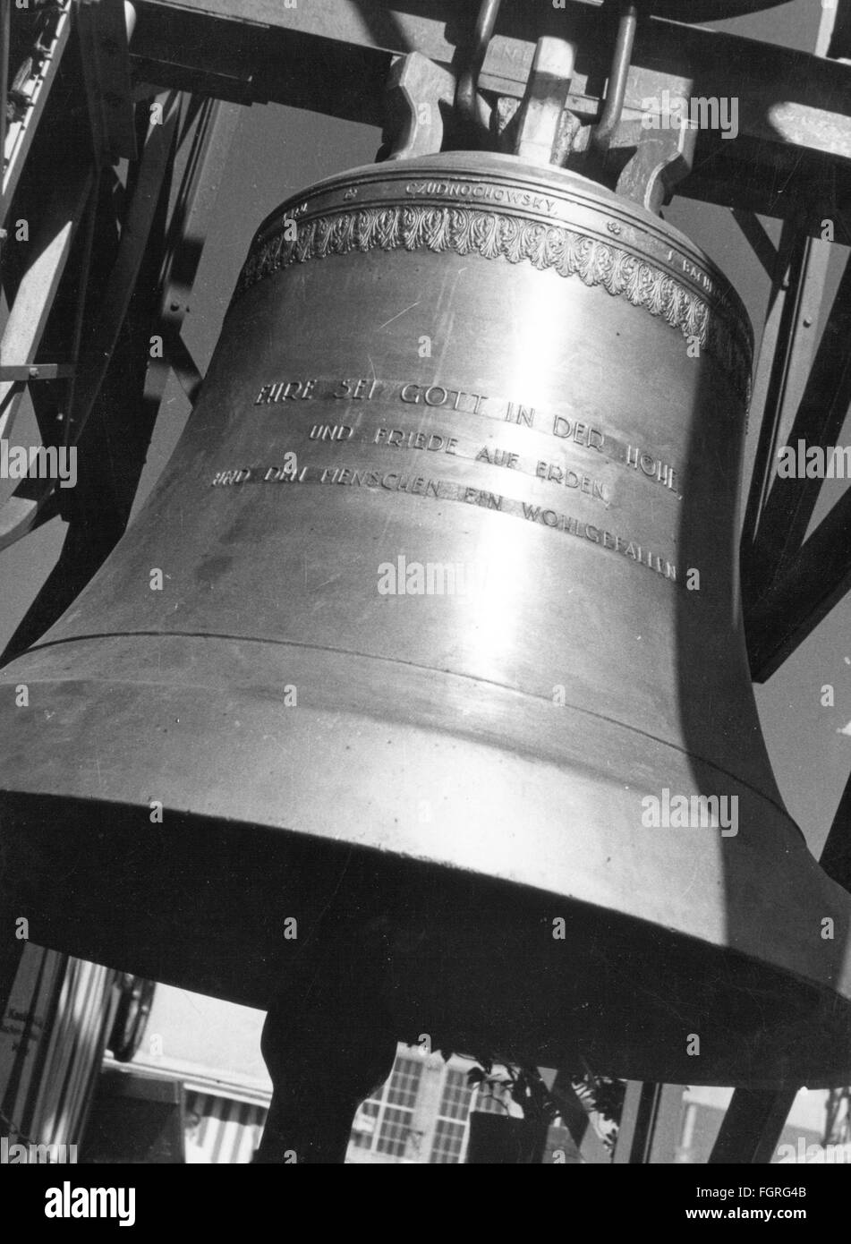 Métal, cloches, cloche d'église avec l'inscription 'gloire à Dieu dans le plus haut', 20e siècle, droits additionnels-Clearences-non disponible Banque D'Images