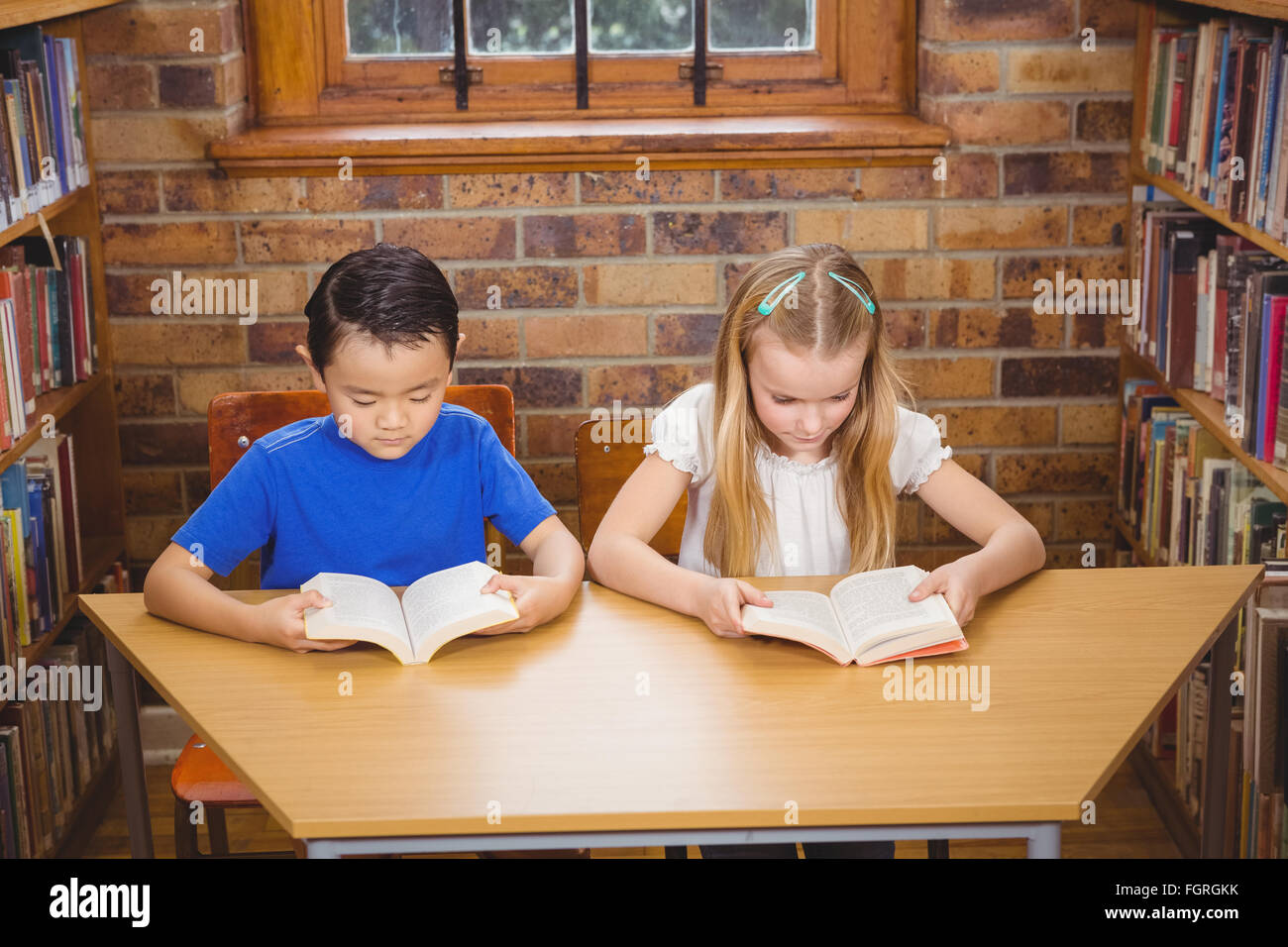 Les élèves à lire des livres tout en s'asseyant Photo Stock - Alamy