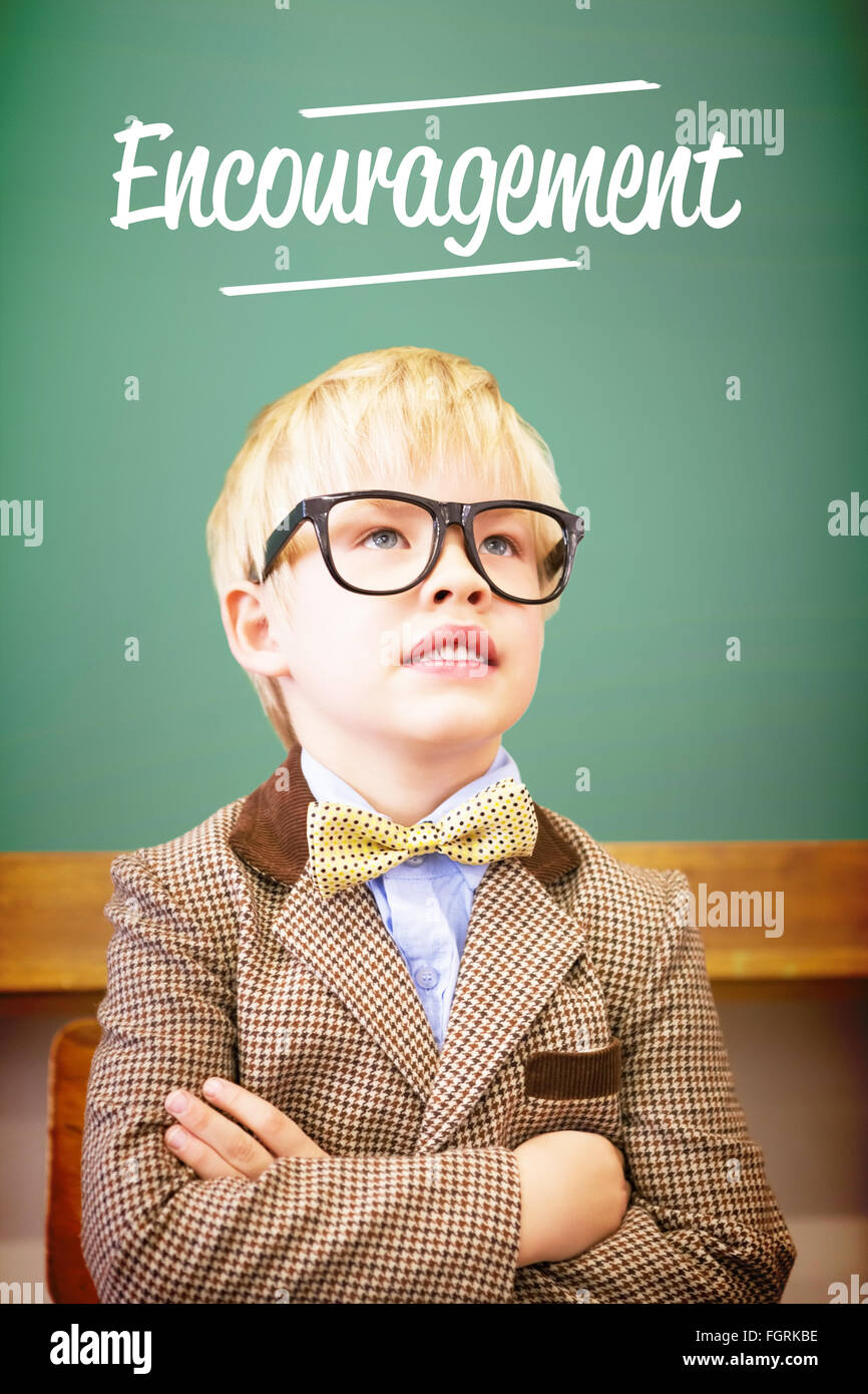 L'encouragement à l'encontre de l'élève mignon habillé comme enseignant en classe Banque D'Images