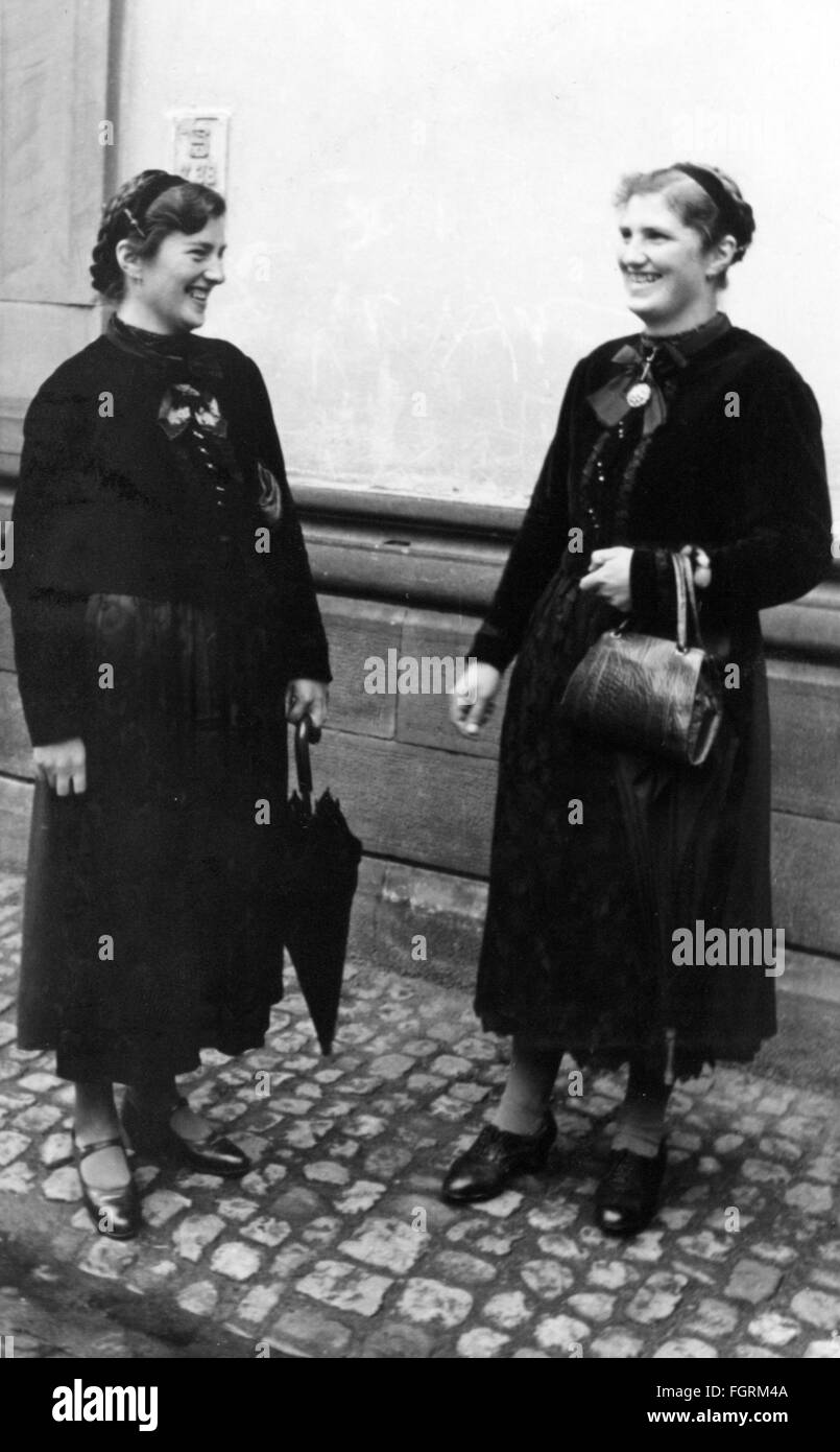 Mode, costume traditionnel, Bavière, femmes en Mittenwald costumes traditionnels, années 1930, droits additionnels-Clearences-non disponible Banque D'Images
