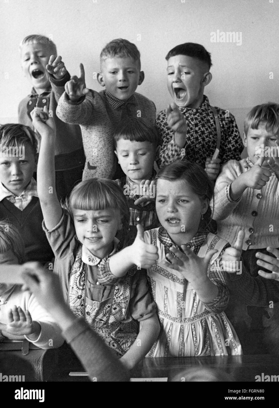 Pédagogie, école / leçons / discipline, élèves de 1ère année faisant le calcul de la vitesse, années 1950, droits additionnels-Clearences-non disponible Banque D'Images