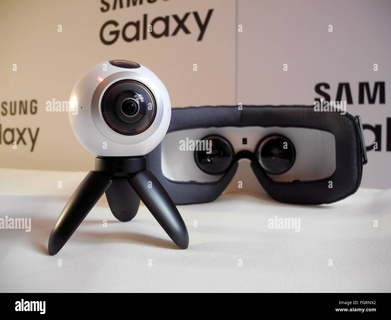 Le nouvel appareil photo Samsung Gear 360 vu à Londres, Grande-Bretagne, 15 février 2016. La caméra sera présenté au Mobile World Congress (MWC) à Barcelone. Photo : Teresa Peda/dpa Banque D'Images