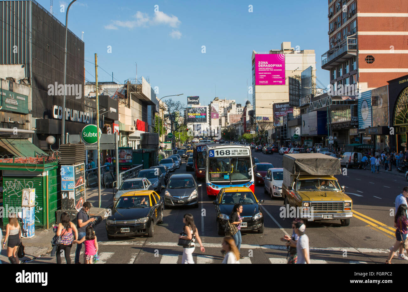 Buenos Aires Argentine Trafic sur rues occupées par les voitures et les bus centre dowtown Banque D'Images