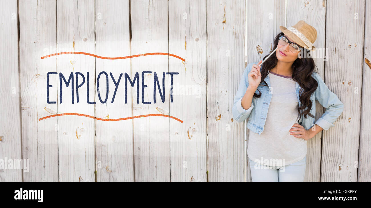 L'emploi contre la pensée et jolie brunette smiling Banque D'Images