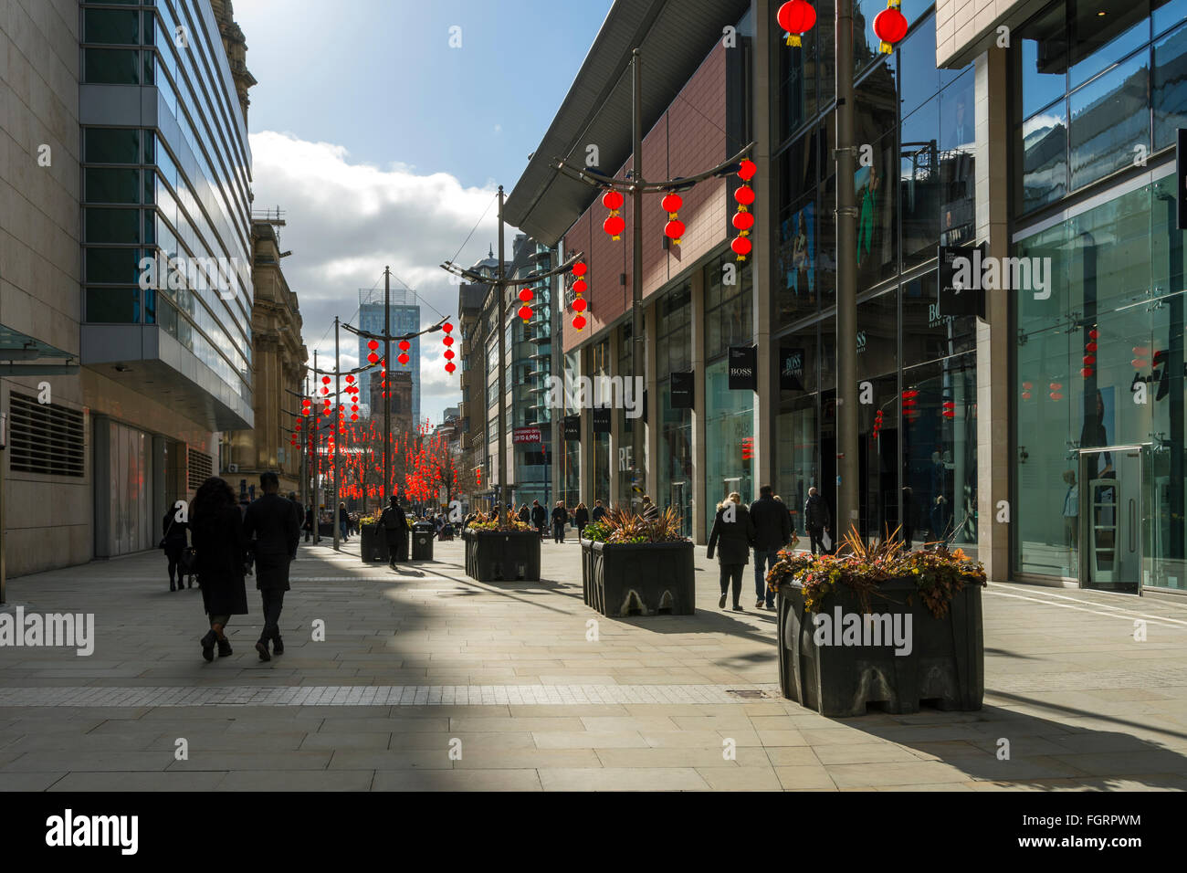 Lanternes chinoises dans la nouvelle cathédrale Street, Manchester, Angleterre, Royaume-Uni. Pour les célébrations du Nouvel An chinois. Beetham Tower derrière. Banque D'Images