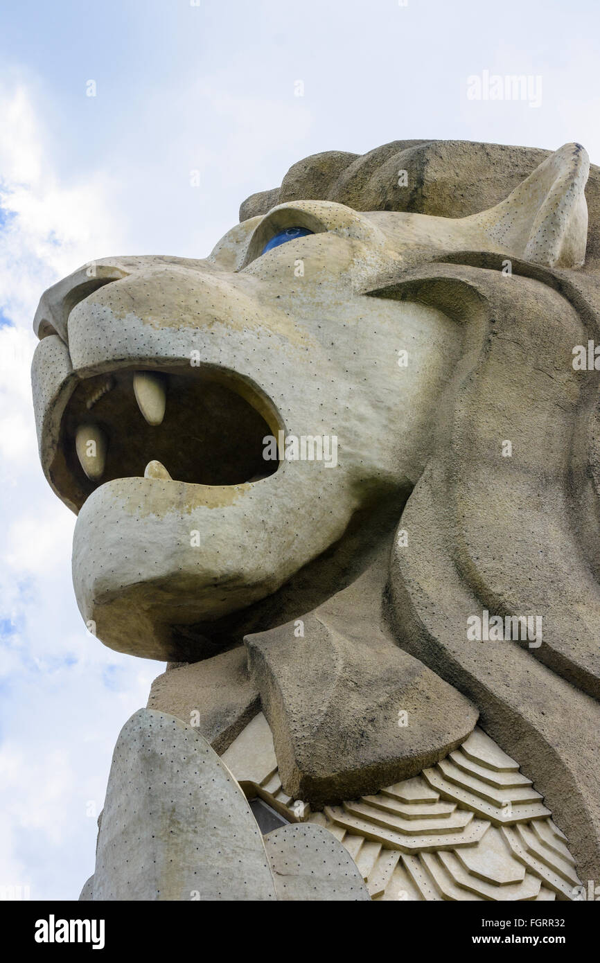 Détail de la bouche la vue cuisine et chef de la statue du Merlion 37 m sur l'île de Sentosa, Singapour Banque D'Images