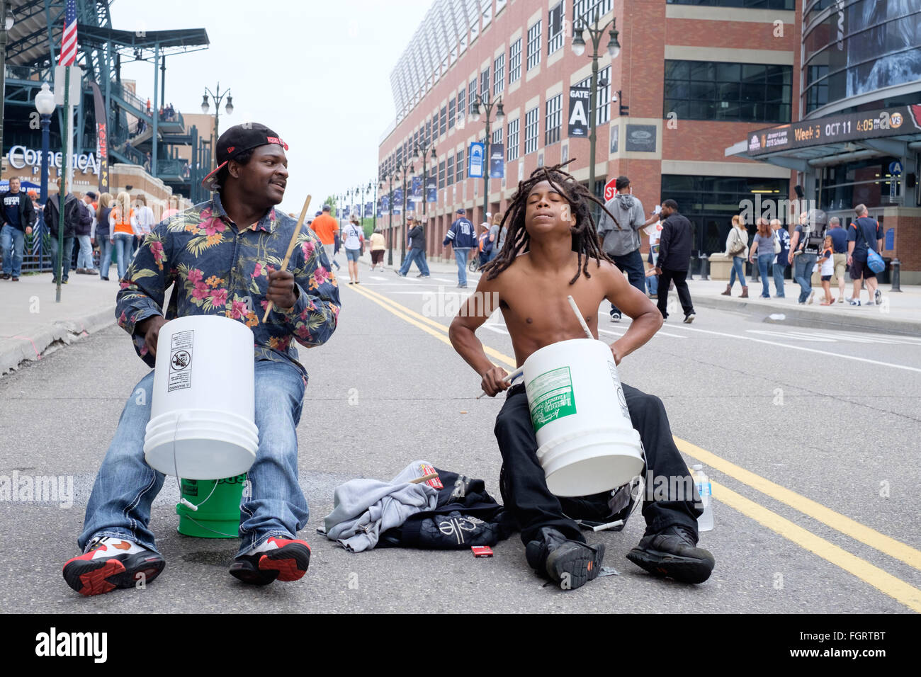 L'extérieur du tambour de Comerica Park à Detroit avant un match de baseball tambourine dans les seaux en plastique Banque D'Images