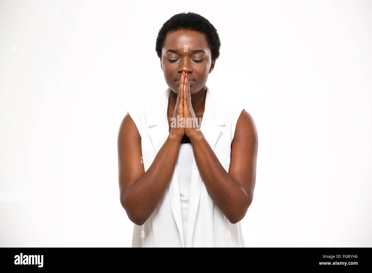 Belle pacifique african american woman et priant sur fond blanc Banque D'Images