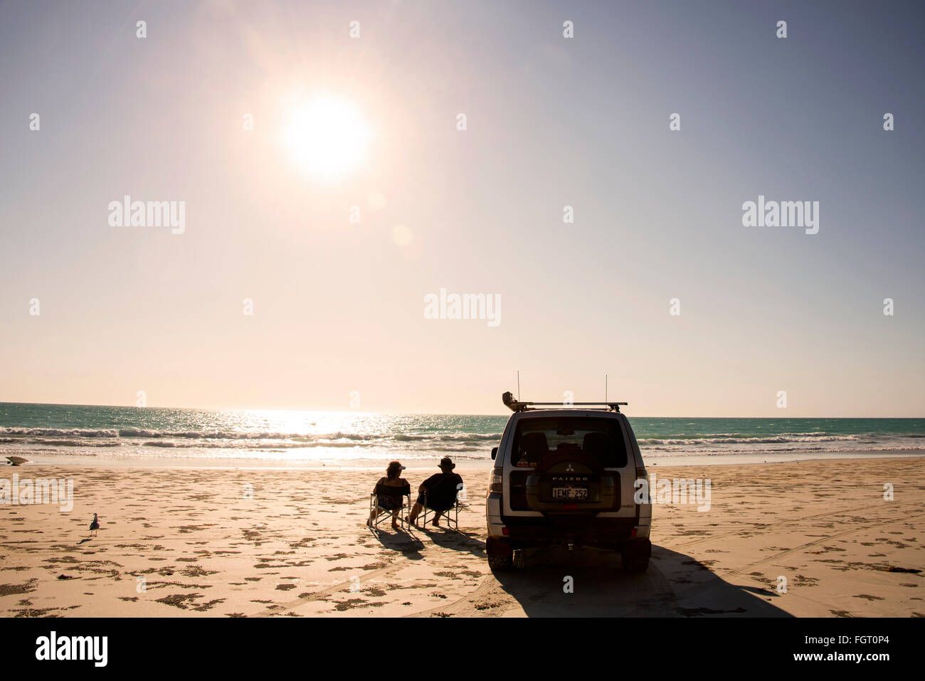 Quelques bains de soleil à côté de leur véhicule sur Cable Beach à Broome, une perle, côtières et ville touristique dans la région de Kimberley, Banque D'Images