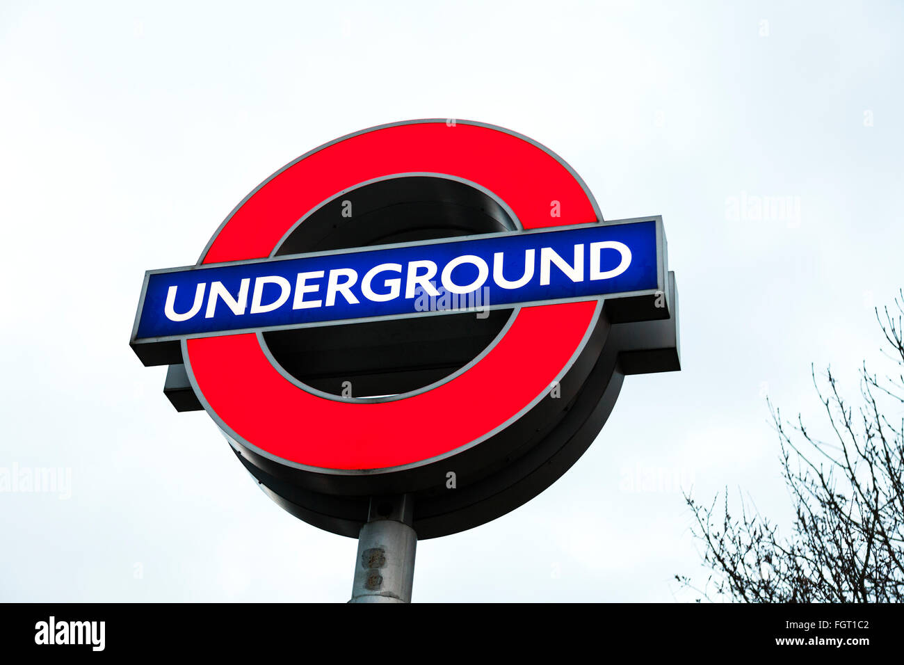 La station de métro de Londres Royaume-Uni Londres signe gare contre Sky Angleterre GO Banque D'Images