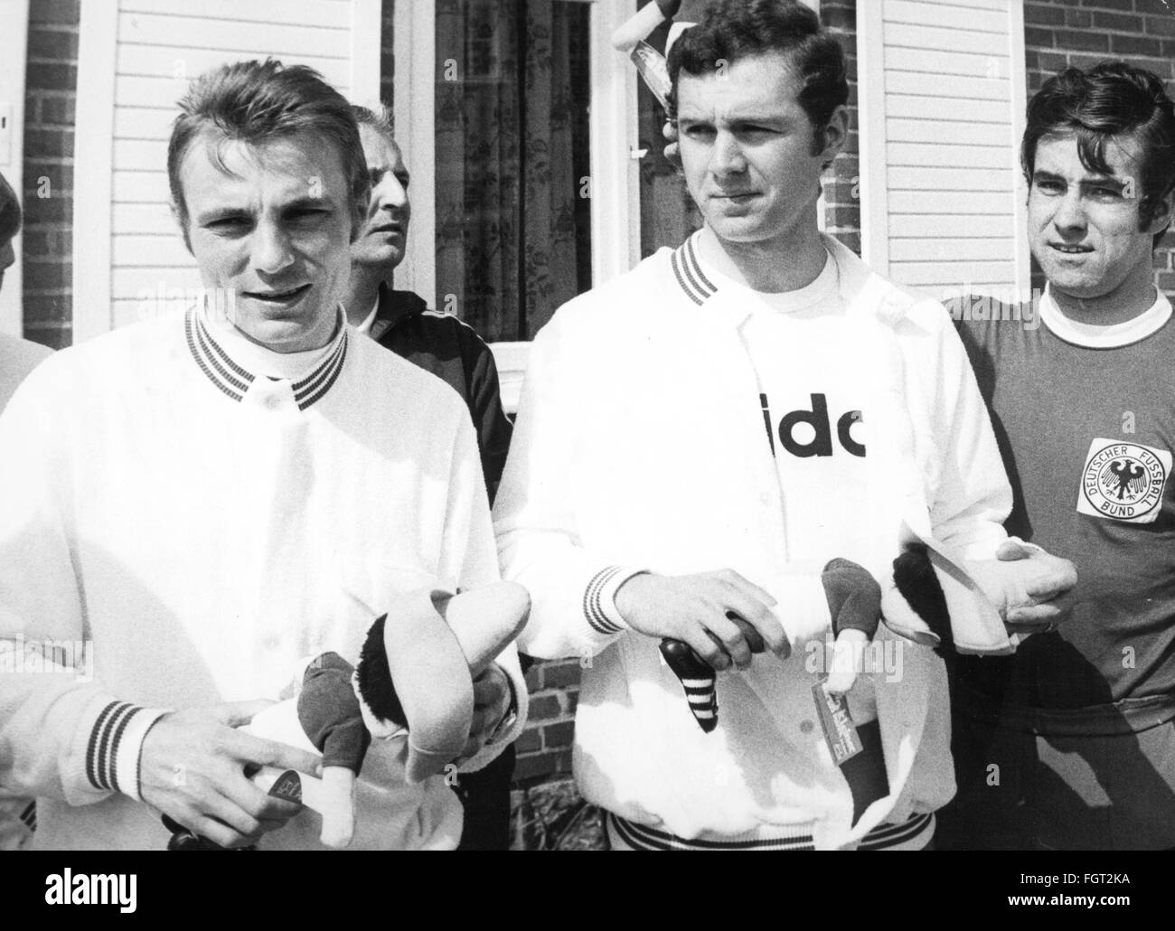 Sports, football, équipe, Allemagne, équipe nationale allemande, de gauche à droite: Reinhard Libuda (FC Schalke 04), Franz Beckenbauer (FC Bayern Muenchen), Bernd Patzke (Hertha BSC), école de sport Malente, Schleswig-Holstein, 7.5.1970, droits additionnels-Clearences-non disponible Banque D'Images