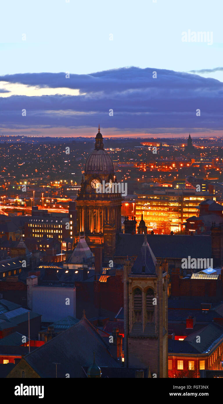 Hôtel de ville de Leeds au crépuscule construit en 1858 conçu par cuthbert brodrick leeds yorkshire uk Banque D'Images