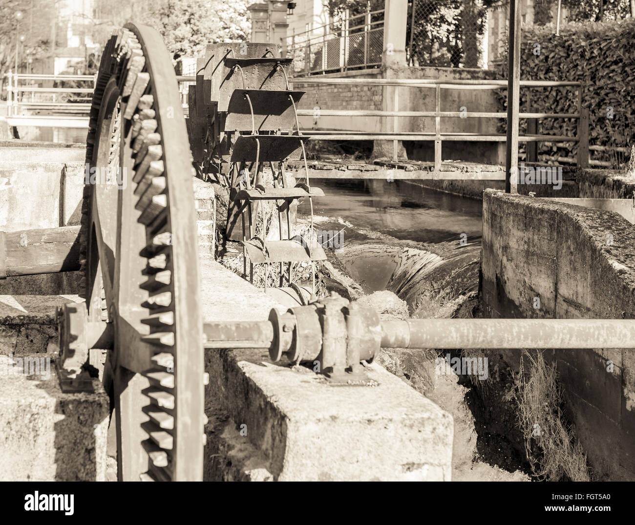 Ancien moulin avec roue. Ruines d'un moulin à eau. Banque D'Images