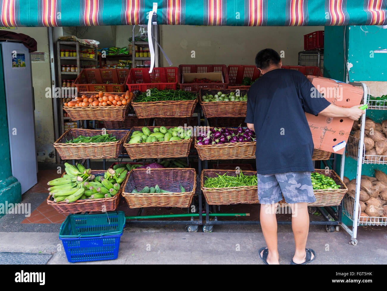 Son propriétaire a tendance à afficher des fruits et légumes dans un magasin, Little India, Singapour Banque D'Images